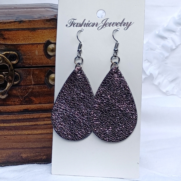 2 pair Fashion faux leather Earrings - Picture 5 of 10